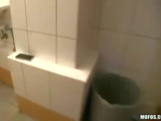 Slutty blonda amator railed în o toaleta
