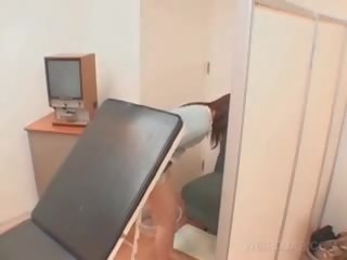Asiatique patient minou ouvert avec spéculum à la docteur