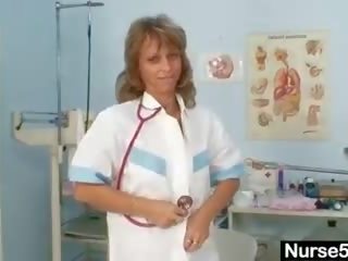 Magrinha milf senior enfermeira brinquedos dela cona em cadeira do ginecologista