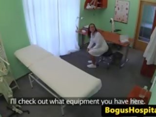 Doktor funtov eurobabe na na vrh od miza