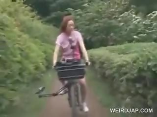 Á châu thiếu niên sweeties cưỡi bikes với dương vật giả trong của họ cunts