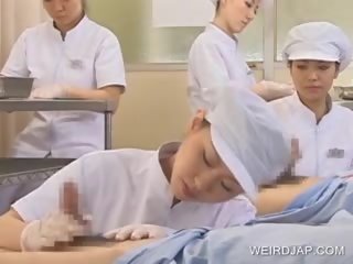 Japanilainen sairaanhoitaja slurping kumulat ulos of kimainen kalu