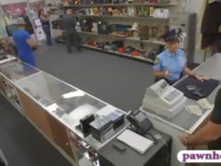 Госпожица полиция офицер прецака при на pawnshop