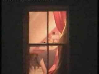 Monada modelo pillada desnuda en su habitación por un ventana peeper
