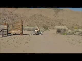Pelle motociclista trans in nevada deserto con butt plug