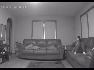 Unë hired një babysitter&comma; por një bushtër showed lart i fshehur kamera