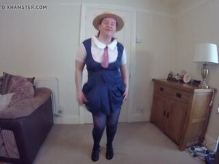 कदम मोम पहनने का स्कूलगर्ल यूनिफॉर्म साथ स्टॉकिंग्स & suspenders