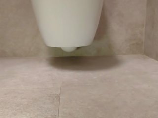 Allettante piedi in il toilette